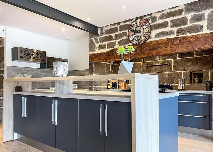 De 150m2, 4 Ch, 4 Sdb, Wifi, Patio, Vallee De La Jordanne Holiday home *