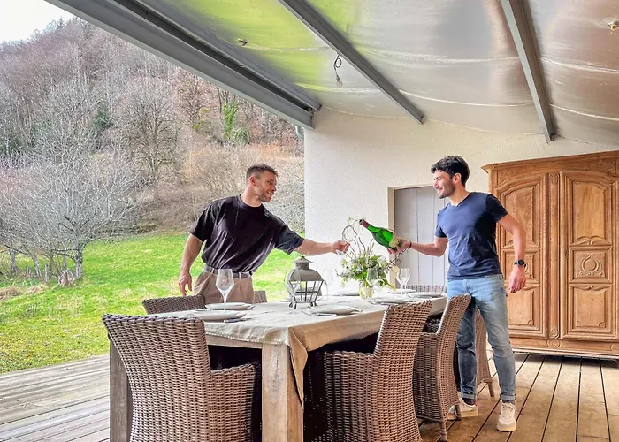 Hébergement de vacances De 150m2, 4 Ch, 4 Sdb, Wifi, Patio, Vallée De La Jordanne Velzic